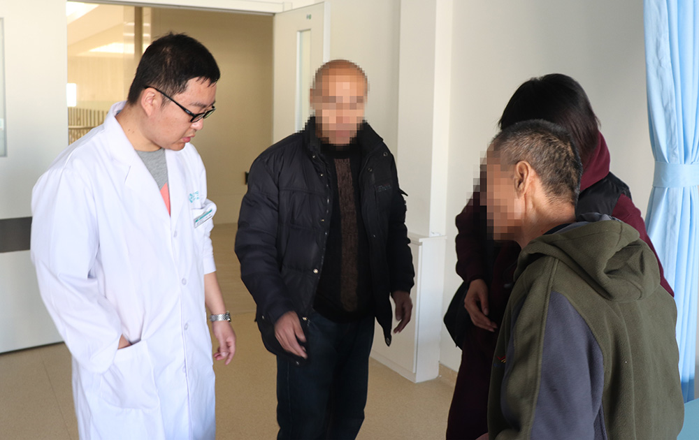 康復(fù)治療70天，偏癱患者步行出院！(圖1)