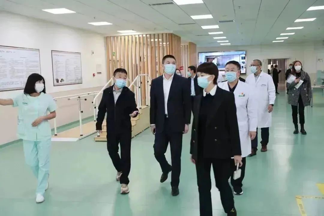 龍港區(qū)人大、區(qū)政府領(lǐng)導(dǎo)一行視察調(diào)研龍港國(guó)際醫(yī)療健康產(chǎn)業(yè)園(圖6)