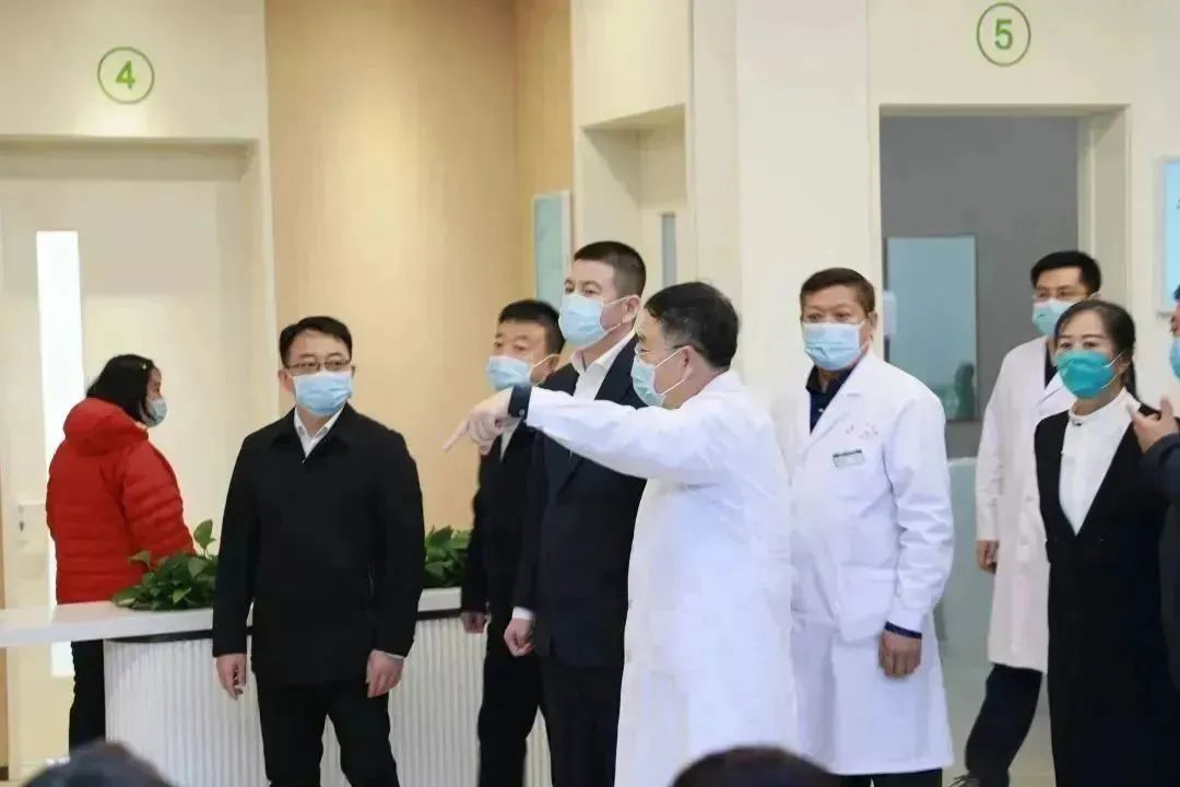 龍港區(qū)人大、區(qū)政府領(lǐng)導(dǎo)一行視察調(diào)研龍港國(guó)際醫(yī)療健康產(chǎn)業(yè)園(圖5)