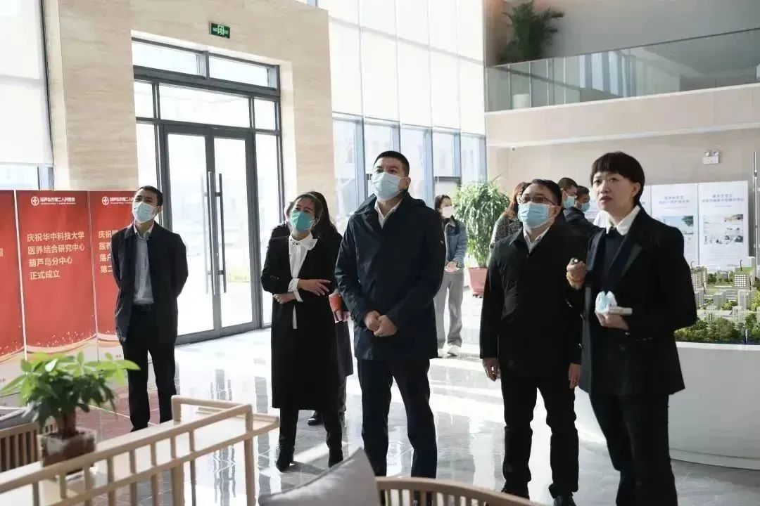 龍港區(qū)人大、區(qū)政府領(lǐng)導(dǎo)一行視察調(diào)研龍港國(guó)際醫(yī)療健康產(chǎn)業(yè)園(圖9)
