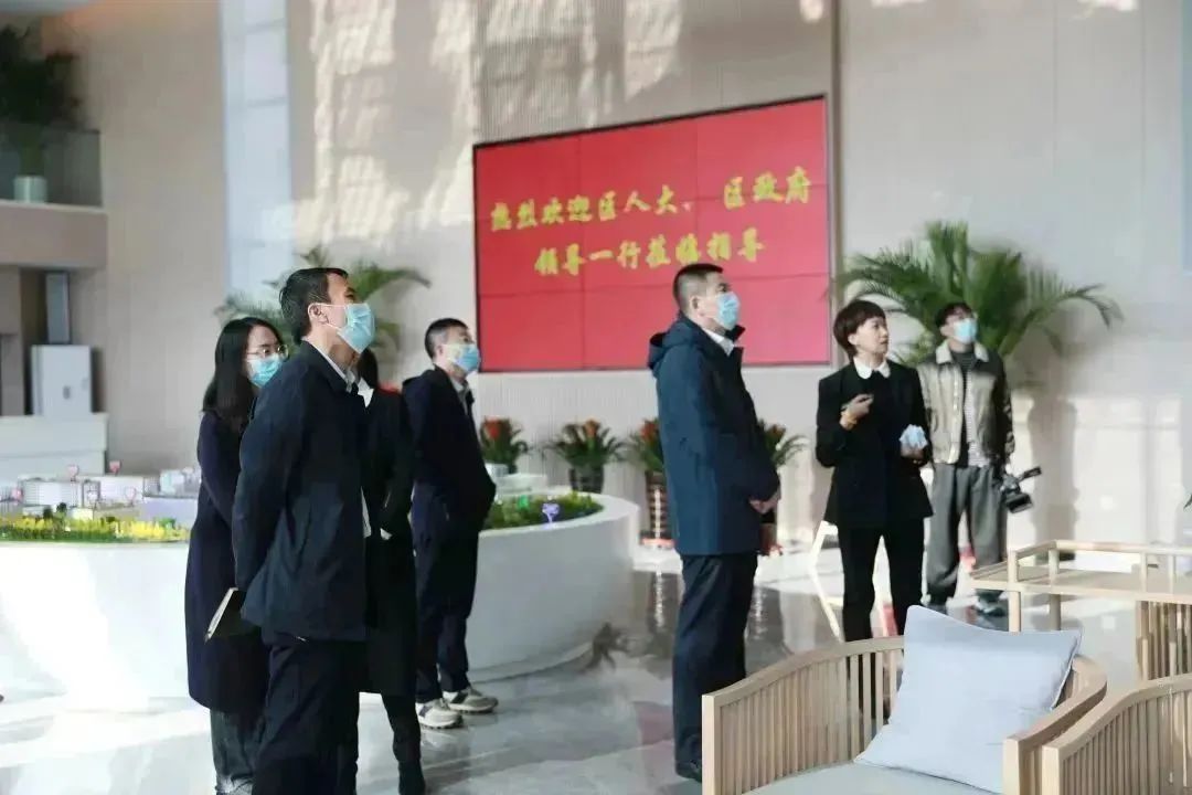 龍港區(qū)人大、區(qū)政府領(lǐng)導(dǎo)一行視察調(diào)研龍港國(guó)際醫(yī)療健康產(chǎn)業(yè)園(圖17)