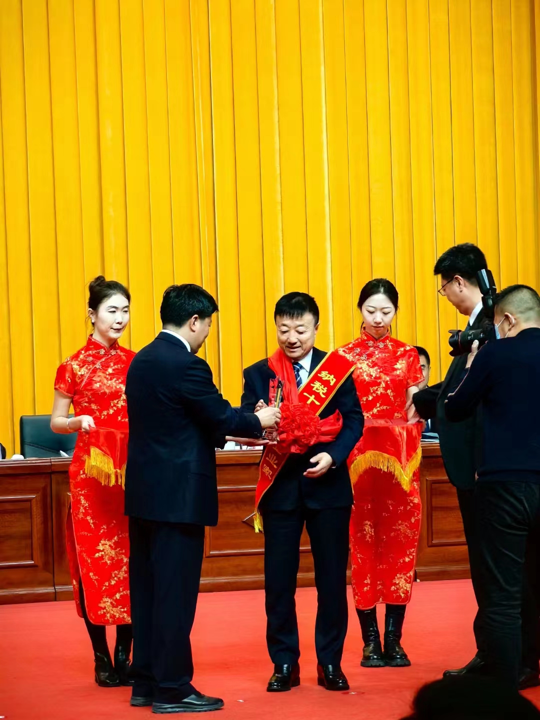 《全市民營經(jīng)濟大會》暨2023年度民營企業(yè)納稅十強表彰大會在葫蘆島市文化宮隆重召開，董事長趙立君先生代表集團上臺領(lǐng)獎(圖3)